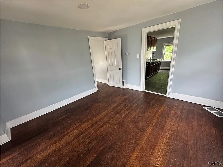 724 Warren St — Photo 4