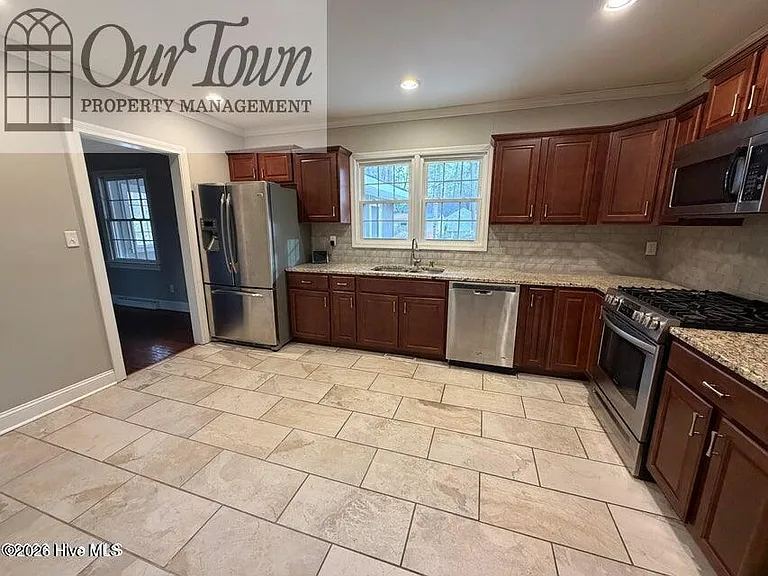 1711 Meadowbrook Ln W — Photo 2