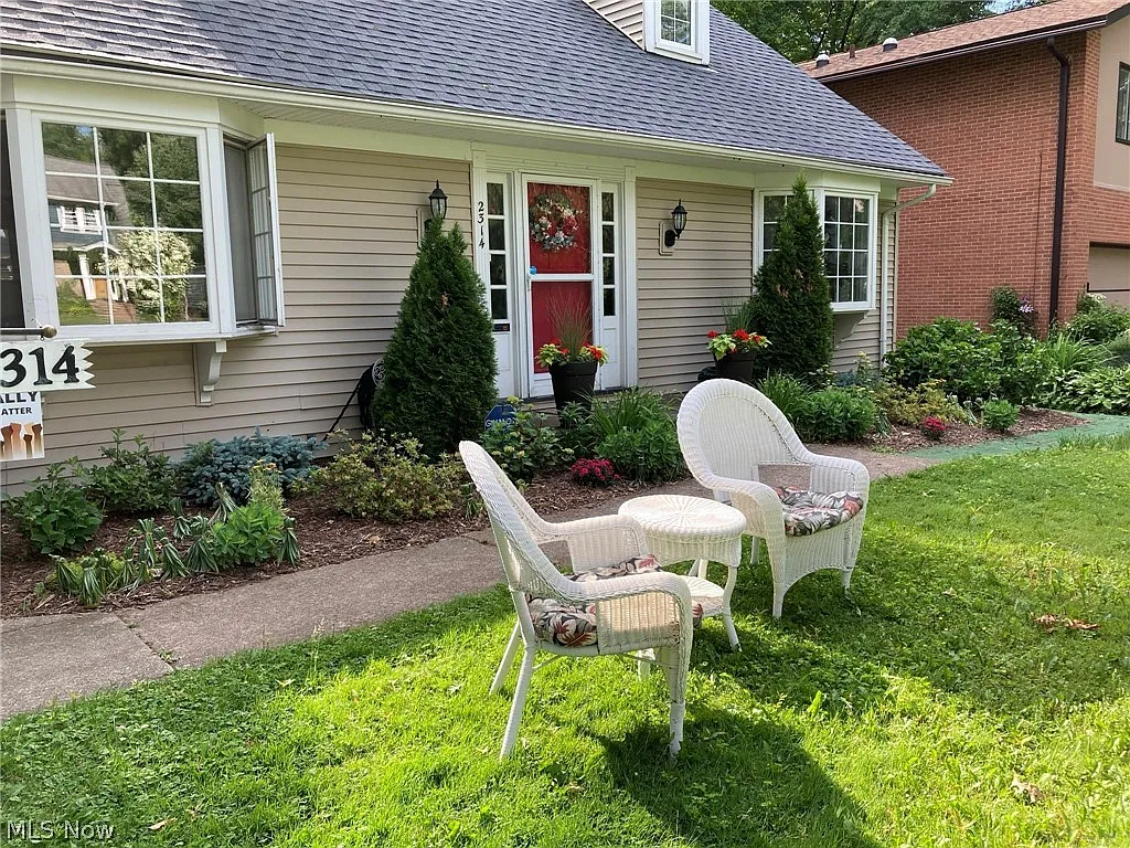 2 bed, 1.5 bath, 1988 sqft, $2,400 — Photo 3