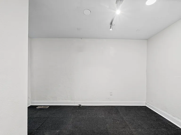211 Saint John St — Photo 17