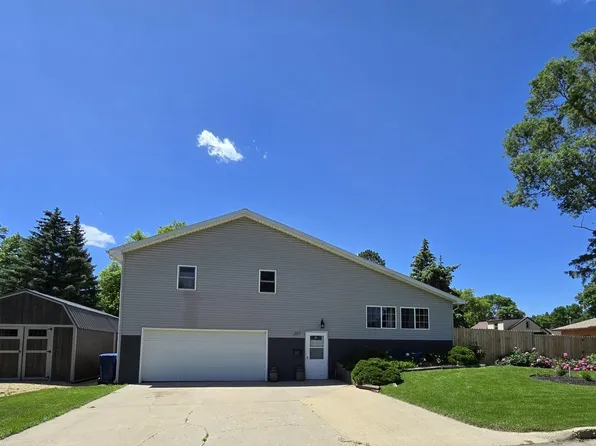 207 7th St NE, Watertown, SD 57201