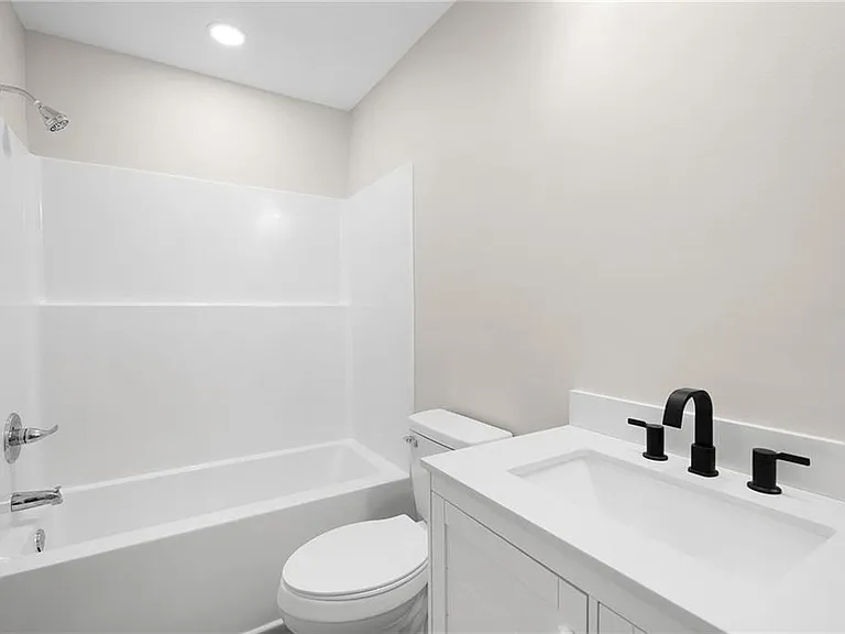 135 Holly Creek Dr — Photo 10
