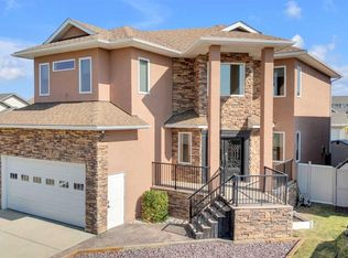 3 W Trump Pl, Red Deer, AB T4P 0K8