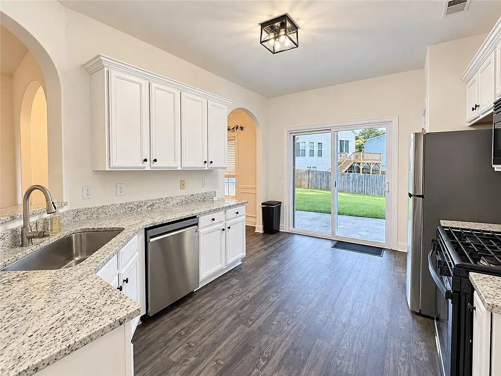 4 bed, 3.5 bath, 2527 sqft, $3,000 — Photo 4