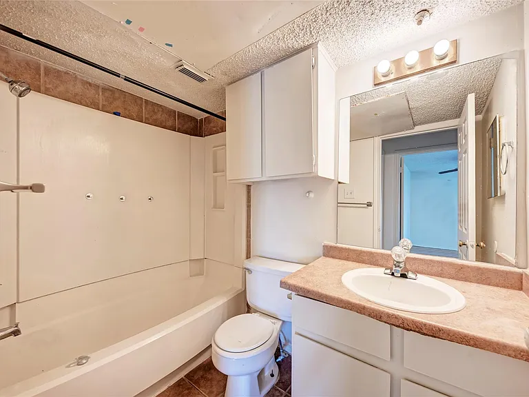2401 Leon St #300 — Photo 6