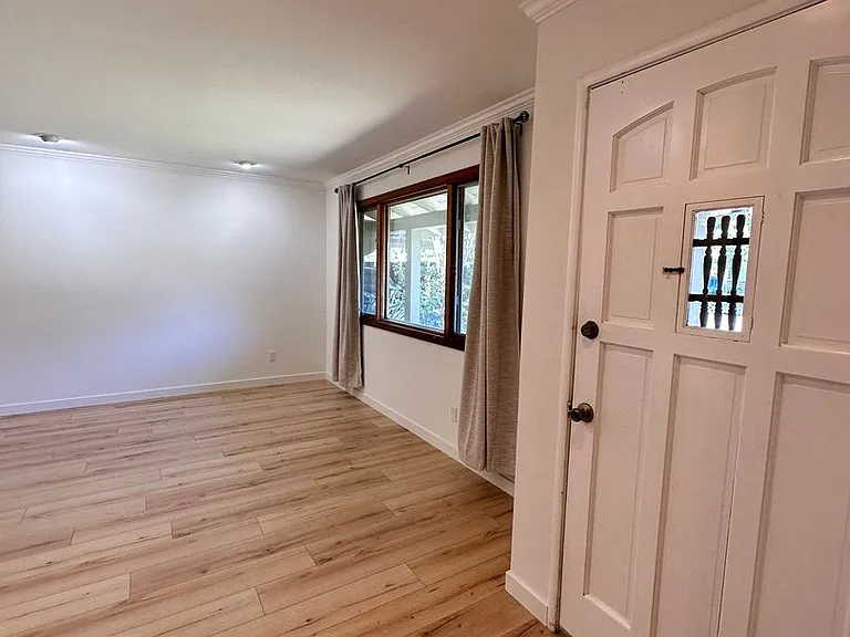 927 Acacia Ln — Photo 2
