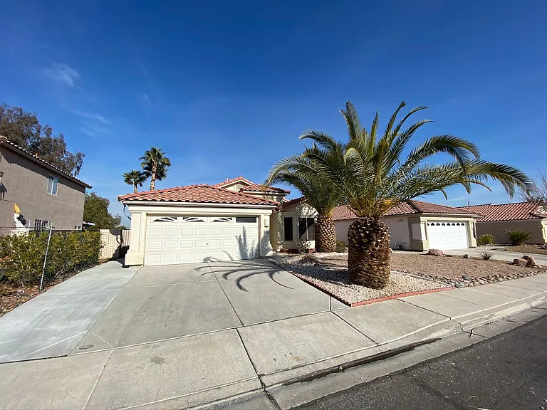 994 Trackers Glen Ave — Photo 1