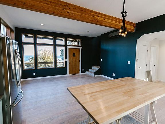 Open floorplan kitchen and livingroom
