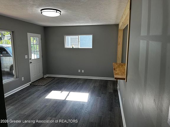 4th image of 2042 Hillcrest St