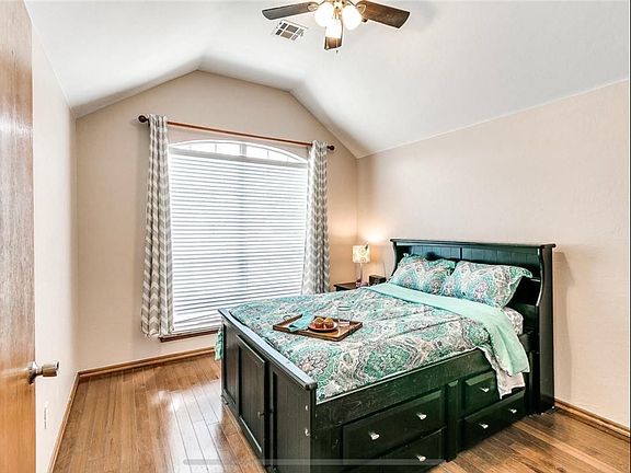 5th image of 325 Thornebrook Dr