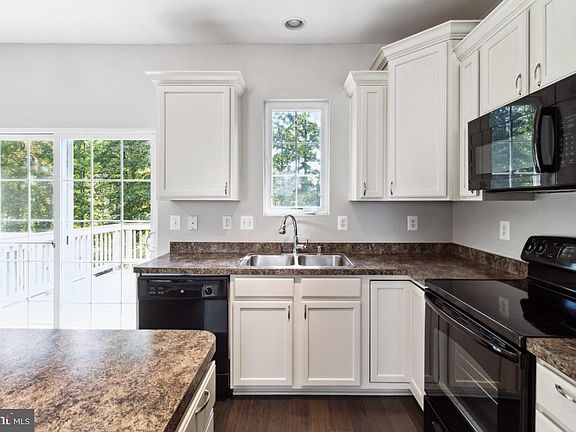 4th image of 815 Croggan Cres