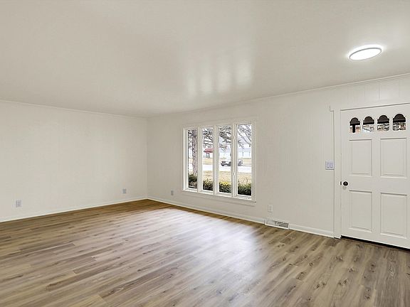 3rd image of 1157 Evans Ave