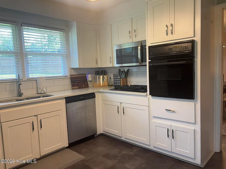 539 Martin Ln — Photo 8