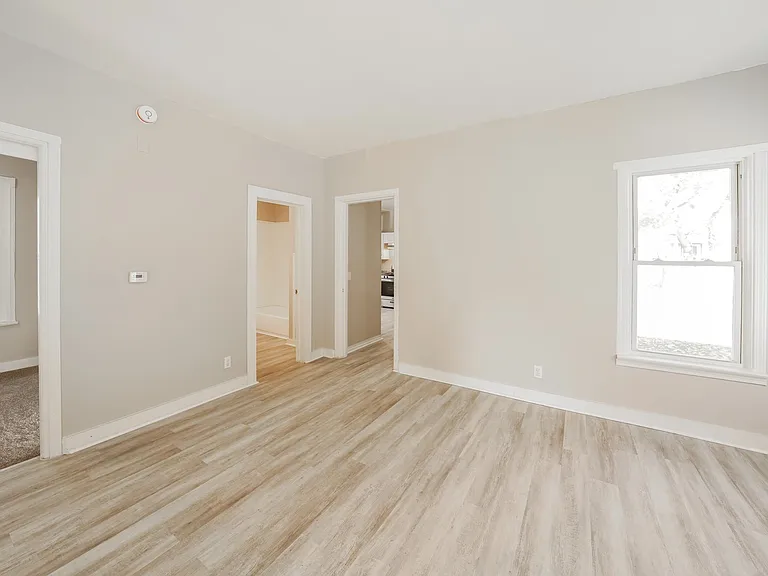 1453388_020_living_room_13349169.jpg