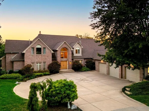 6202 Crow Valley Dr, Bettendorf, IA 52722