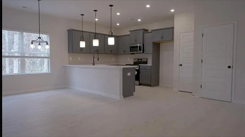 3 bed, 2.5 bath, 1909 sqft, $2,300 — Photo 4