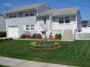 94 Burnham Dr, Fords, NJ