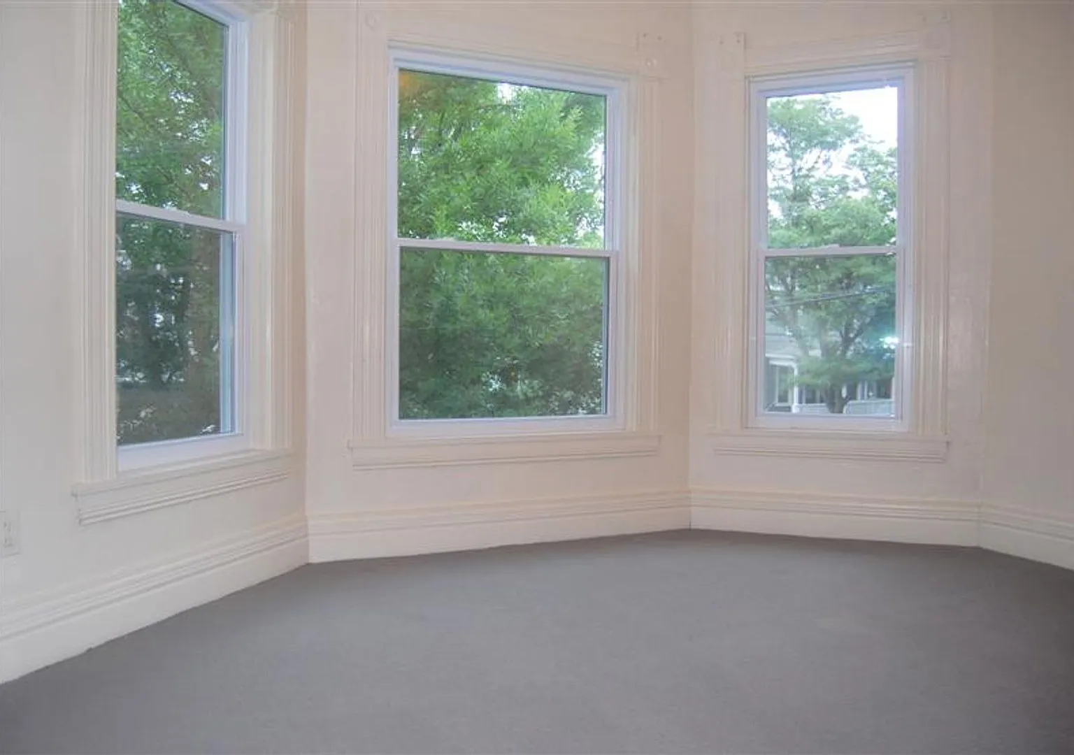 614 S Beech Apt 2 - August 1, 2027 - Energy Efficient 2 Bedroom One Block From Shops and Restaurants — Photo 4