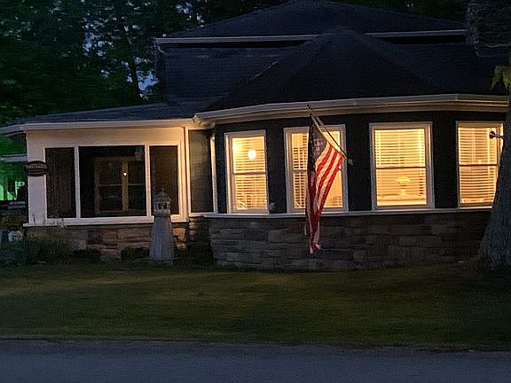 3rd image of 5627 Lake Shore Dr NE