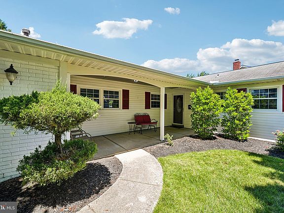 3rd image of 4015 Woodrow Ln