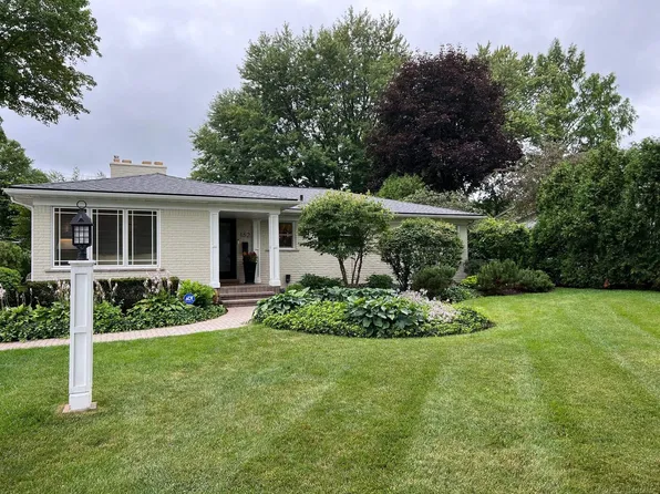 152 Bassett Pl, Bloomfield Hills, MI 48301