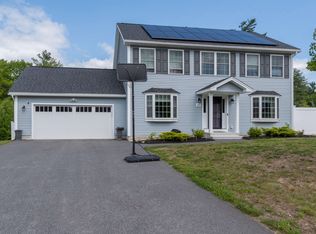 142 University Cir, Hooksett, NH 03106