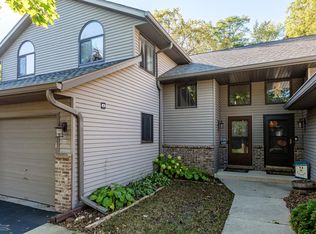 460 Berkshire Dr, Crystal Lake, IL 60014