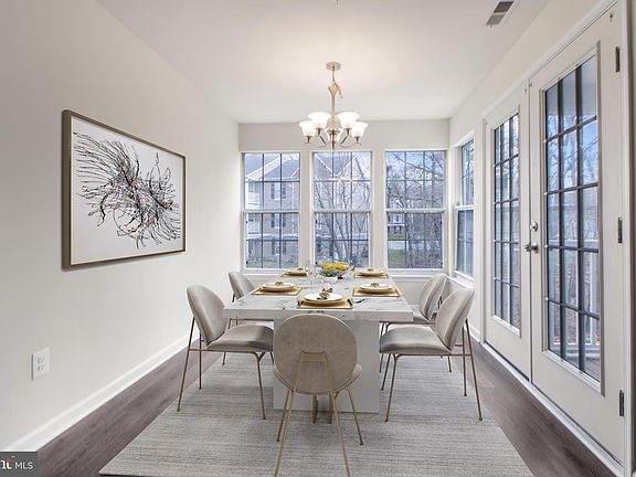 5th image of 901 Woodbridge Ct Unit L