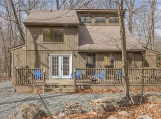 6109 Edgeview Dr, East Stroudsburg, PA 18301