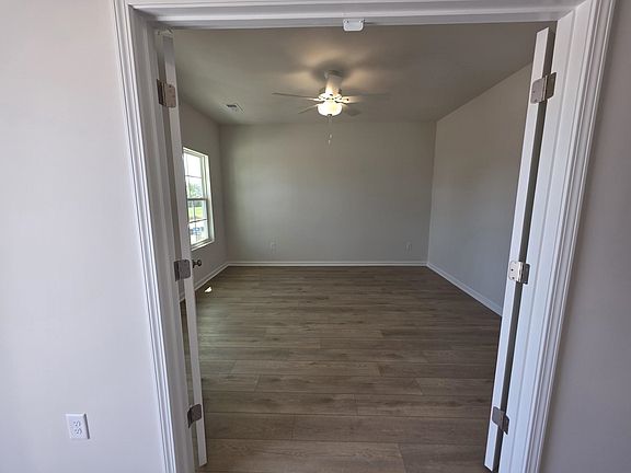 4th image of 426 Dodger Ave