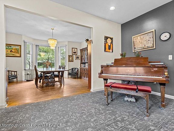 4th image of 1003 Twin Oaks Drive