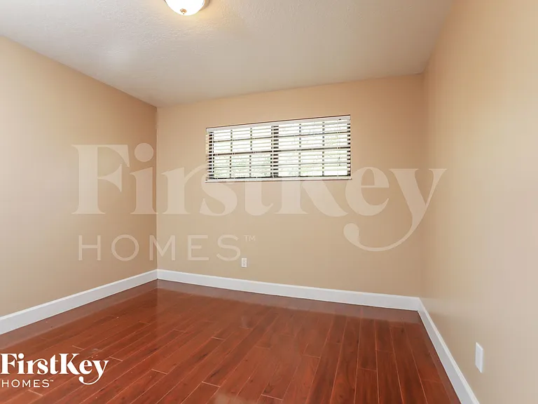 988 Glenview Cir — Photo 12