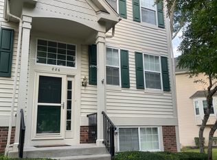 886 Essex Cir, Grayslake, IL 60030