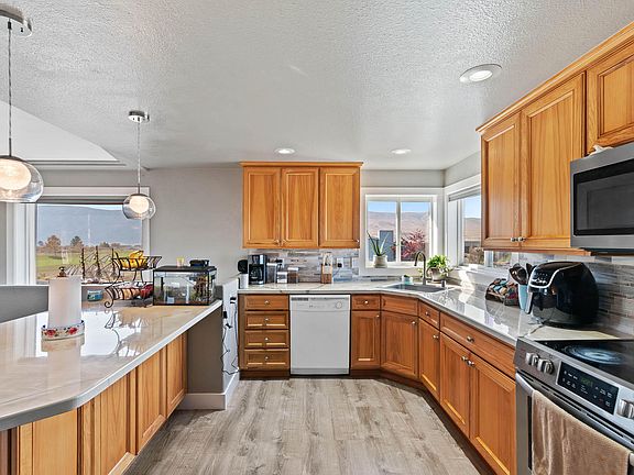 4th image of 337 Rainbow Pl W