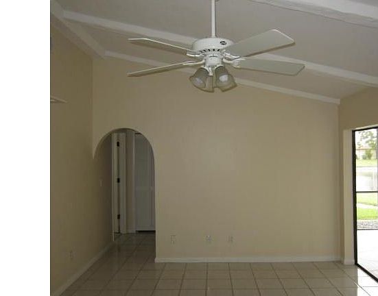 4th image of 623 SE 20th Ct