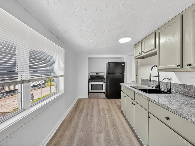 511 Brown St — Photo 13