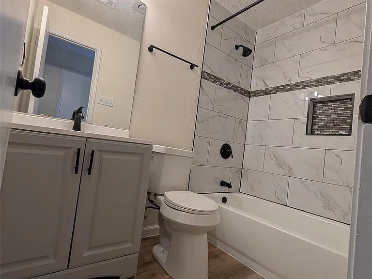 13303 Lyndhurst St #B — Photo 11