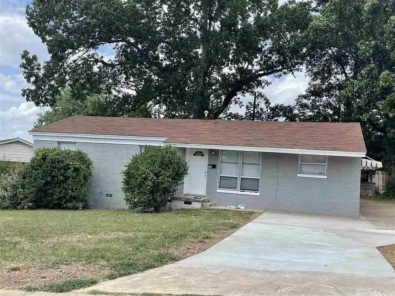 3 bed, 1.0 bath, 1218 sqft, $1,050 — Photo 1