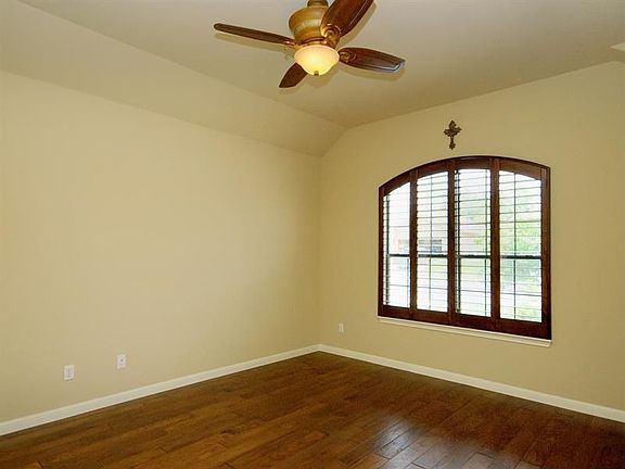 3rd image of 1921 Pecan Valley Dr