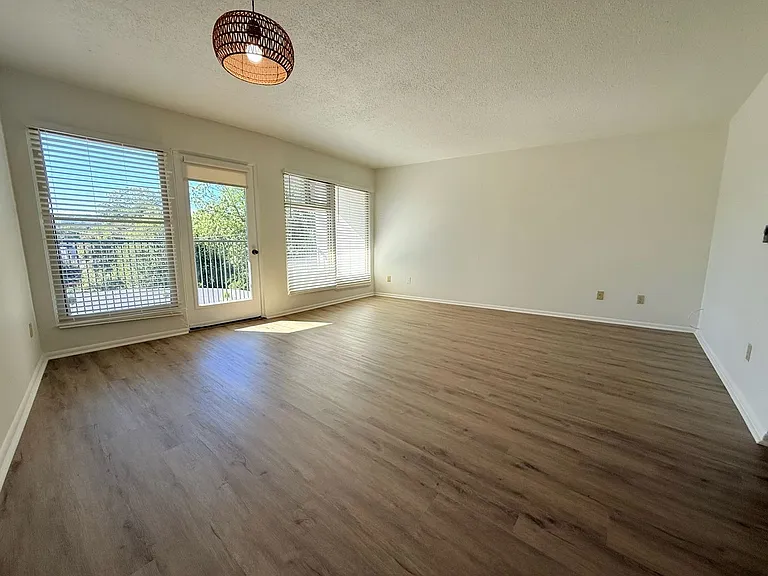 Crescent Apartments — Photo 46