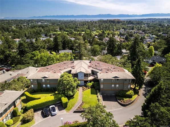 4305 Maltwood Ln #3, Saanich, BC V8X 5G9