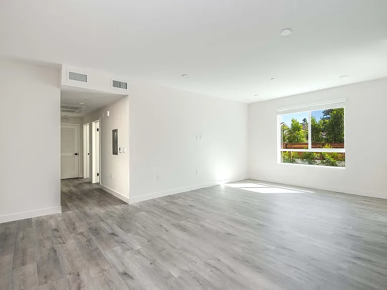 6120 Woodman Ave #102 — Photo 14