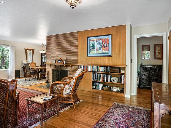 4th image of 2015 Eastwood Ln