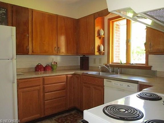 3rd image of 2261 Fairgreen Dr NE