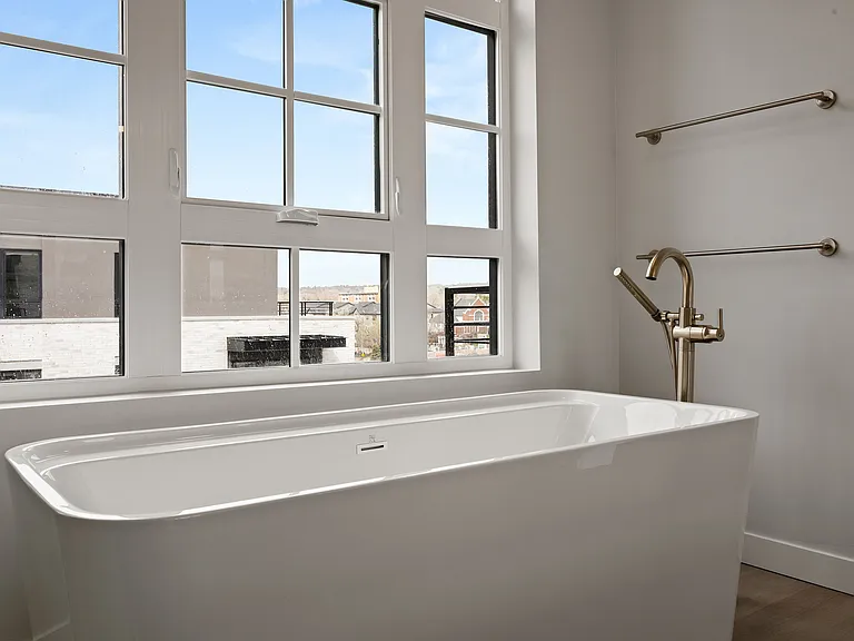 Dione | Bathroom-Main - view2