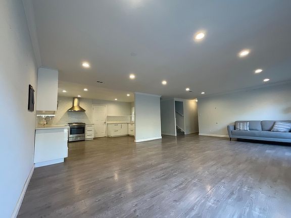 3rd image of 2078 Treewood Ln
