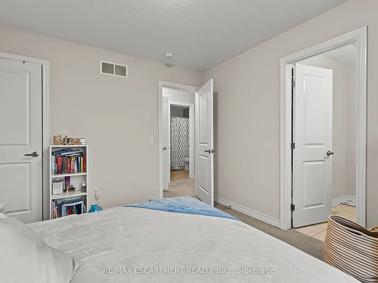 19 Picardy Dr #4 — Photo 20