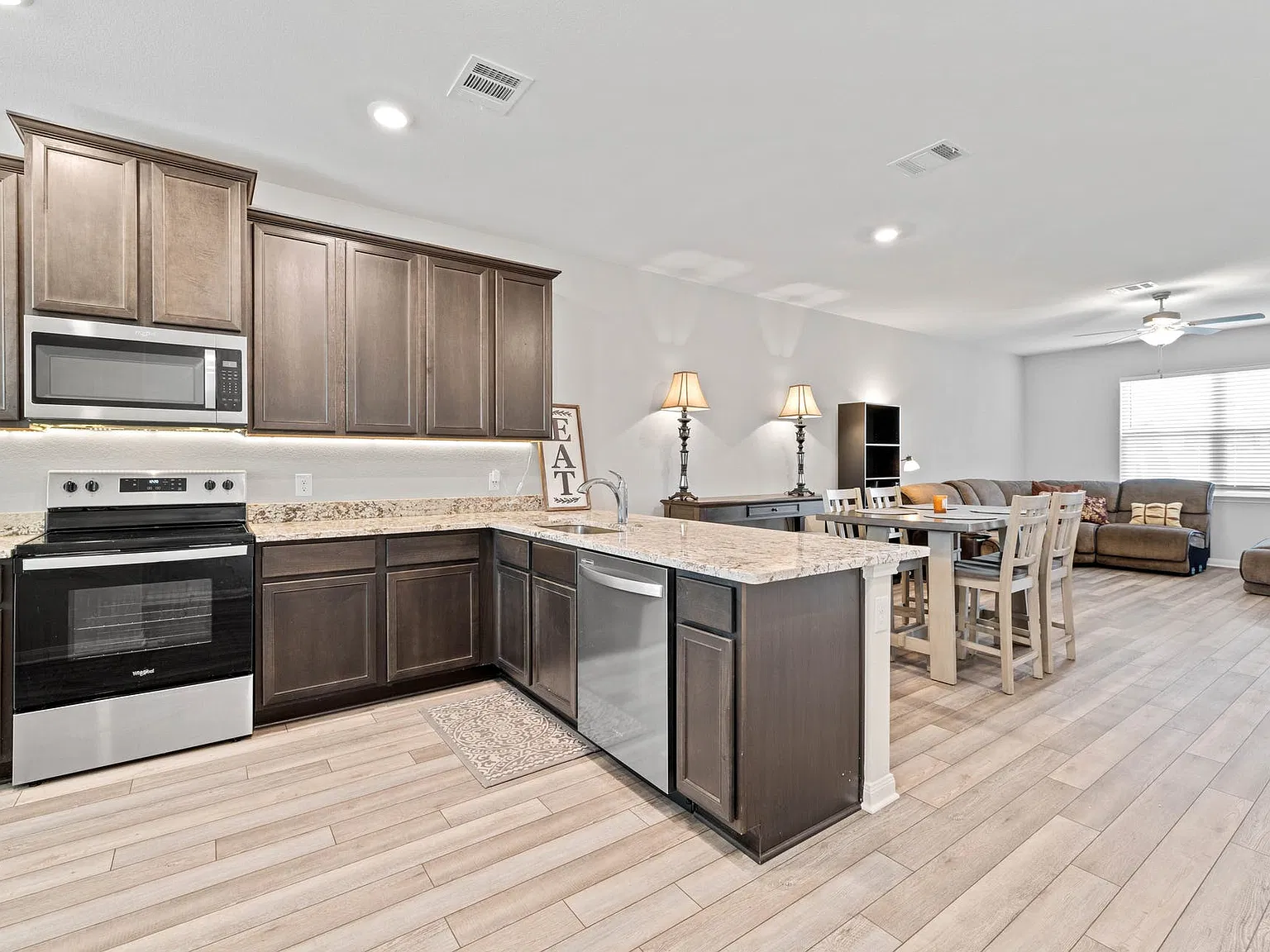 5 bed, 2653 sqft, $2,200 — Photo 2