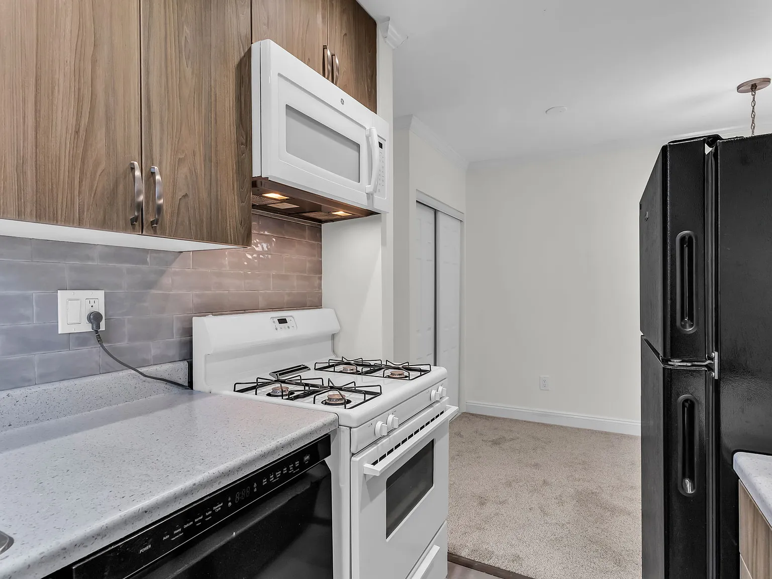 2 bed, 602 sqft, $2,000 — Photo 3