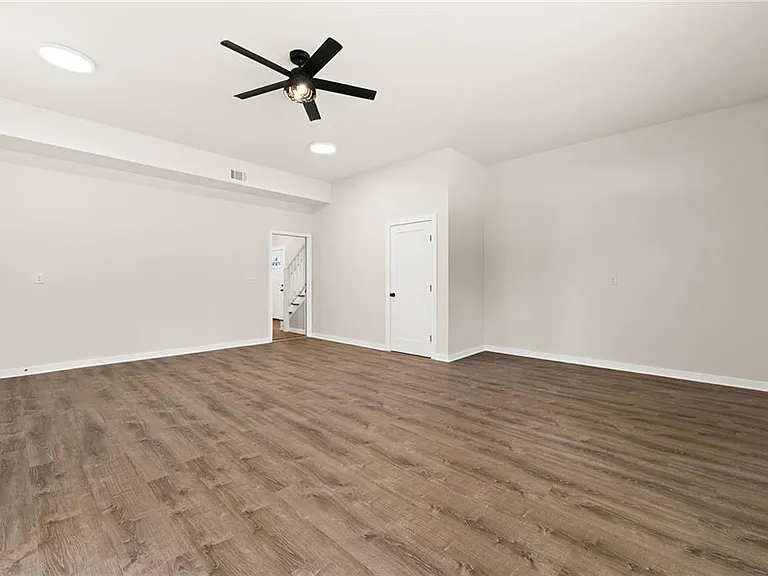 221 Columbus Dr — Photo 9